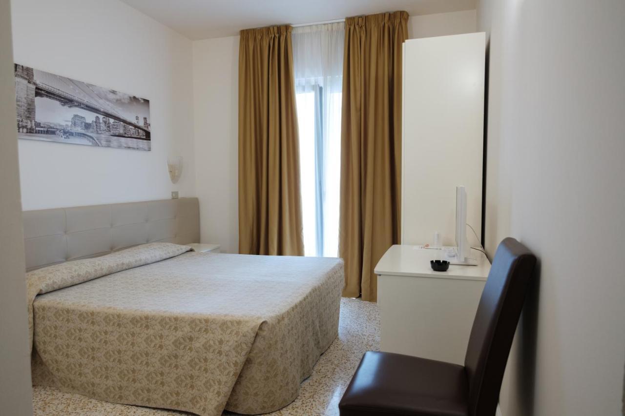 Hotel Alexander Riccione Buitenkant foto