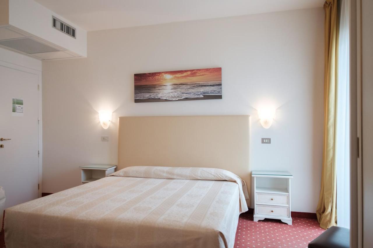 Hotel Alexander Riccione Buitenkant foto