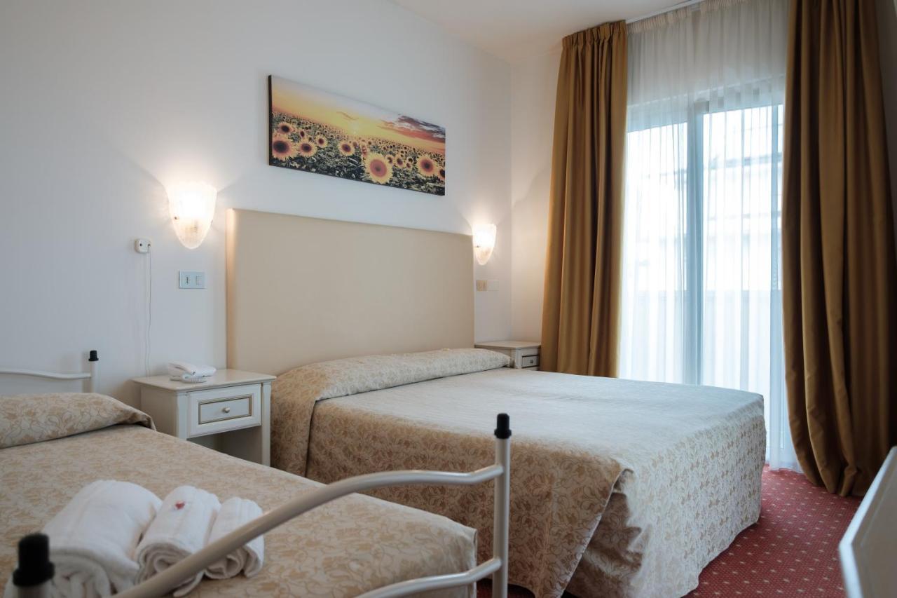 Hotel Alexander Riccione Buitenkant foto