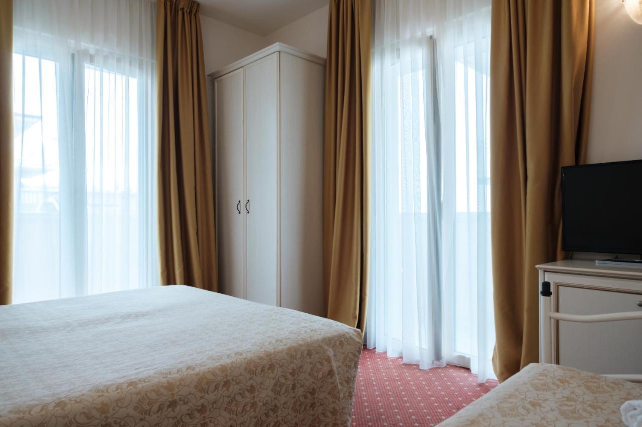 Hotel Alexander Riccione Buitenkant foto