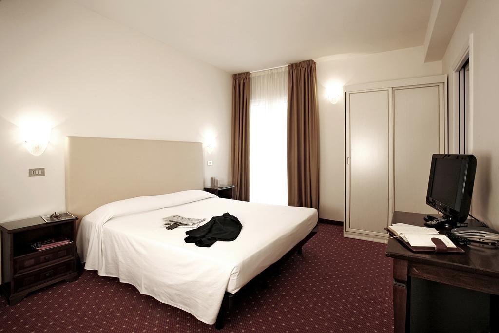 Hotel Alexander Riccione Kamer foto