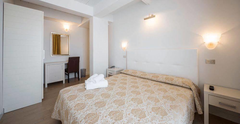 Hotel Alexander Riccione Buitenkant foto