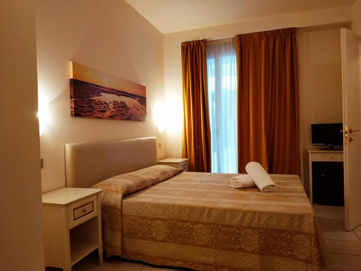Hotel Alexander Riccione Buitenkant foto