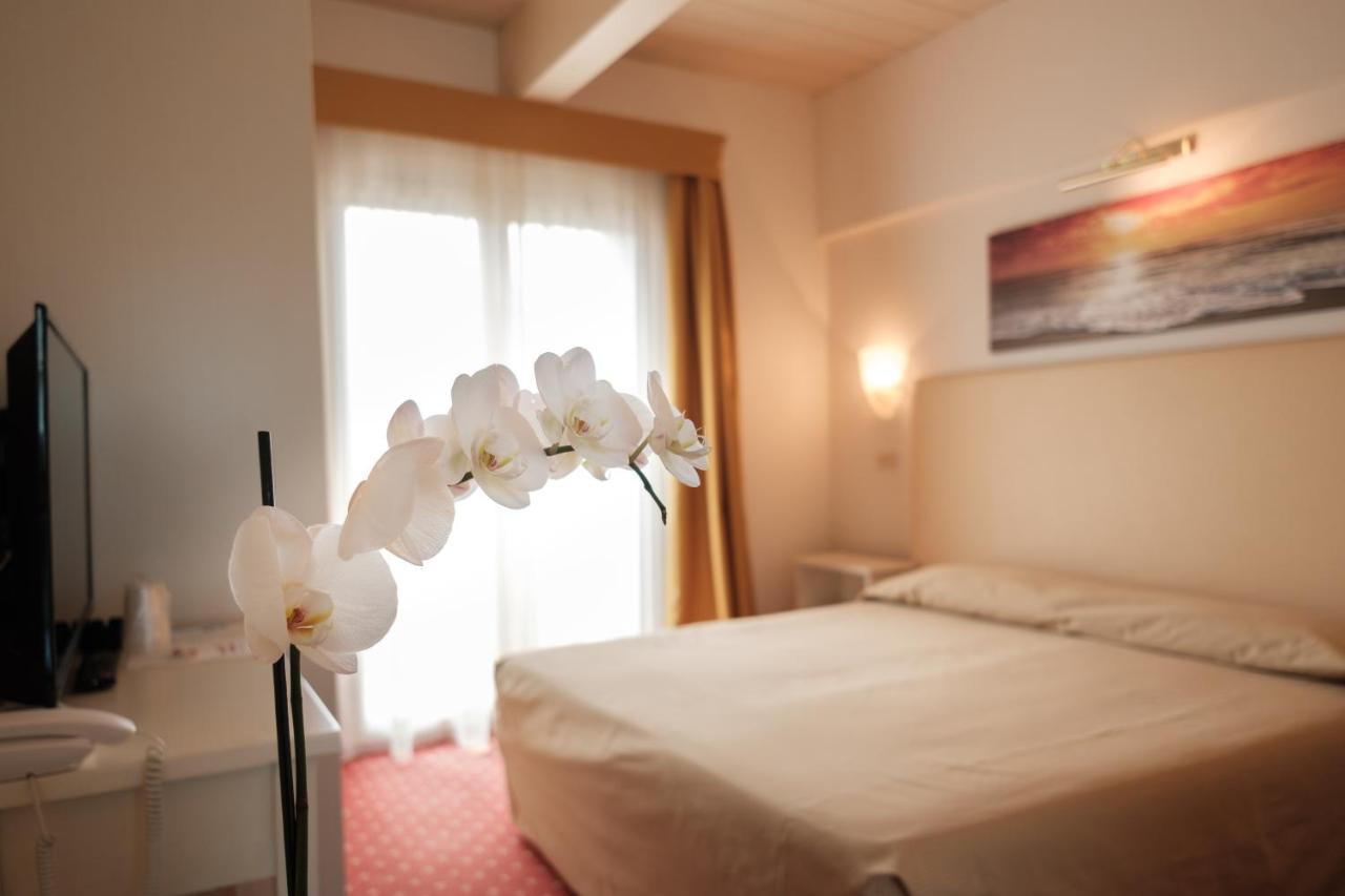 Hotel Alexander Riccione Buitenkant foto